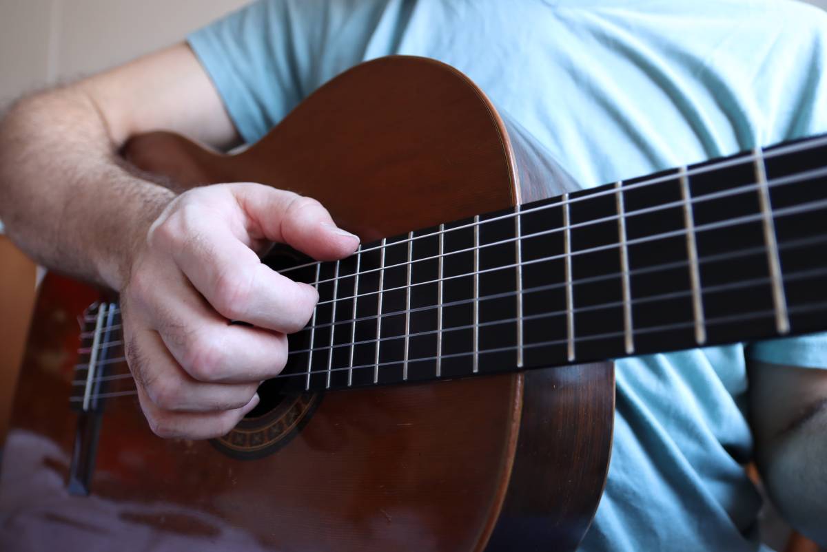 A view of the wrist being too flat for fingerstyle